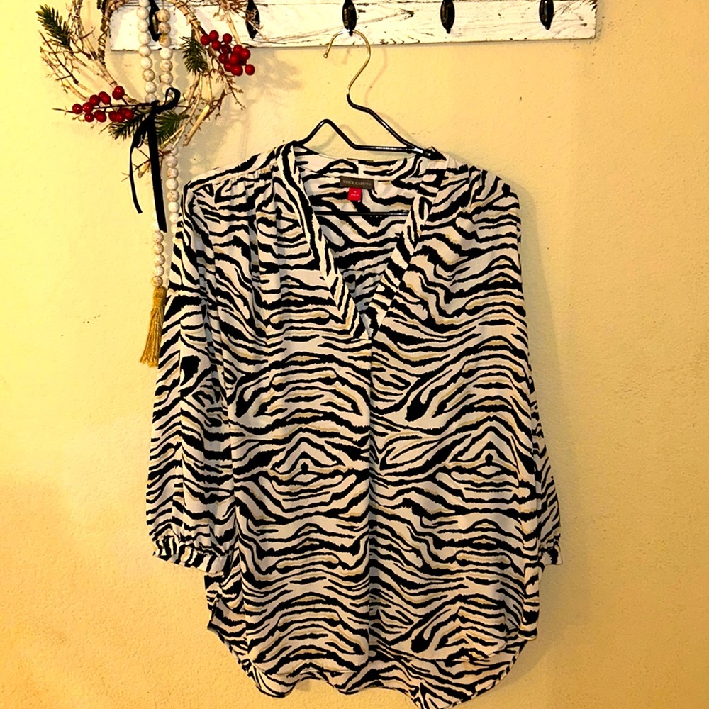 Woman 1x Blouse Vince Camuto Zebra stripes 3/4 button Sleeves